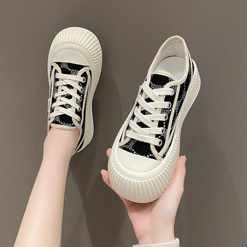 Sneaker im Karomuster